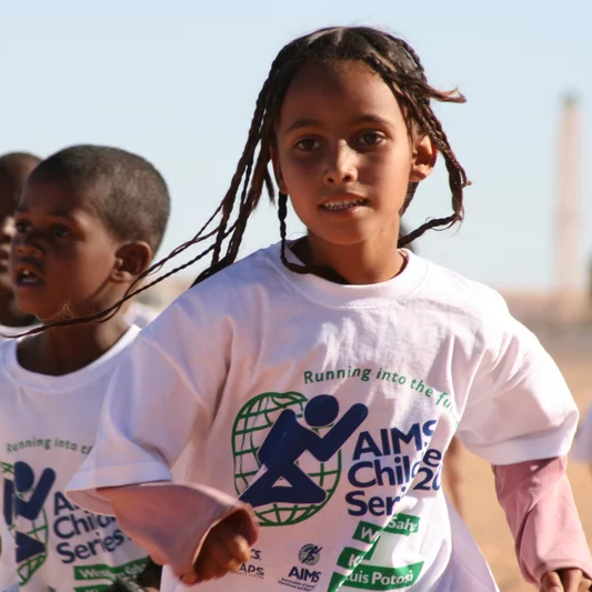 Afrikanische Kinder bei einem Laufbewerb
