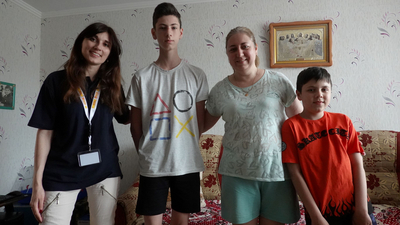 Ukrainische Familie mit Samariterbund-Mitarbeiterin