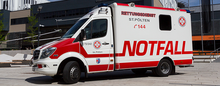 Rettungswagen mit der Aufschrift