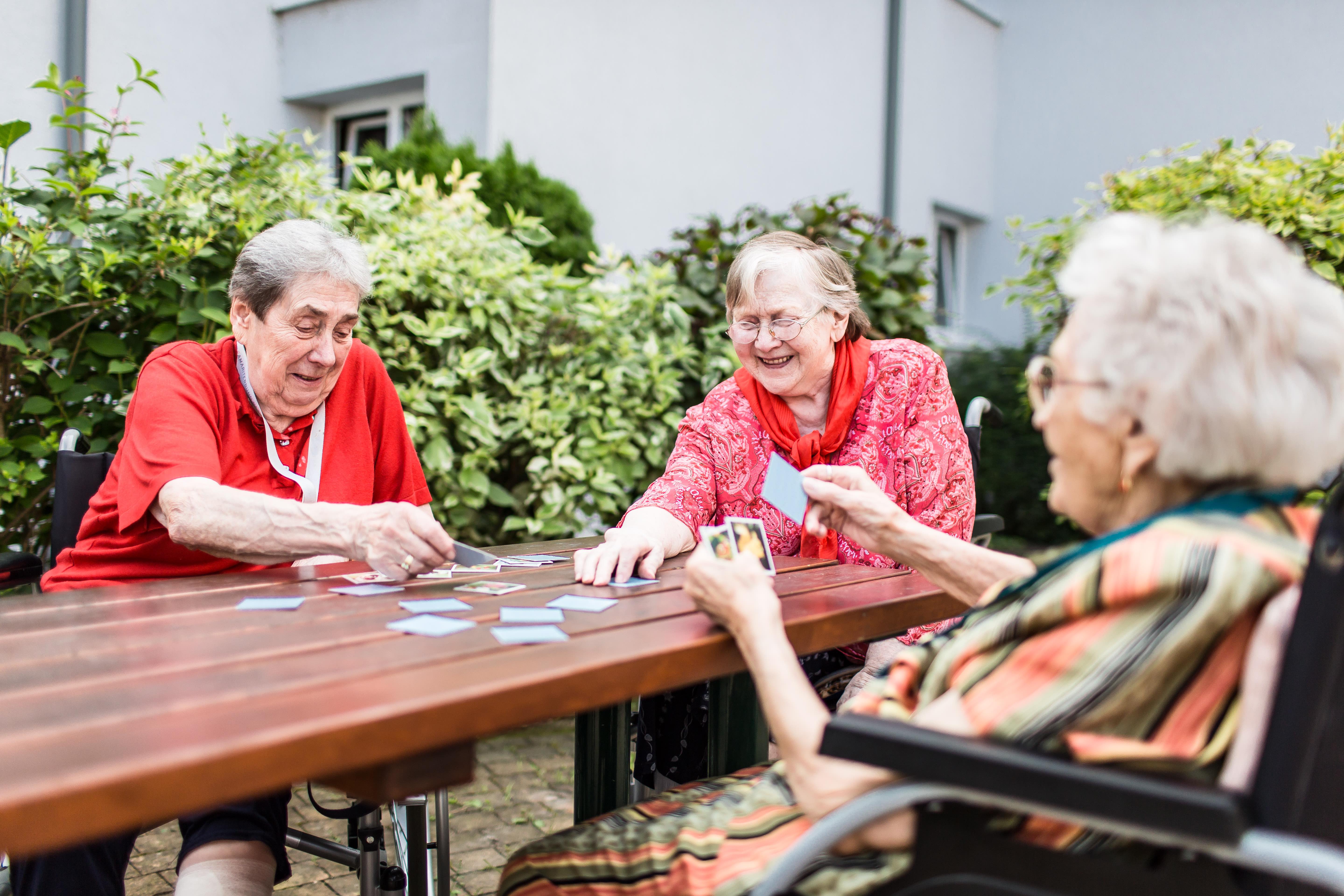 Bewohnerinnen Pflegekompetenzzentrum Neufeld beim Kartenspielen