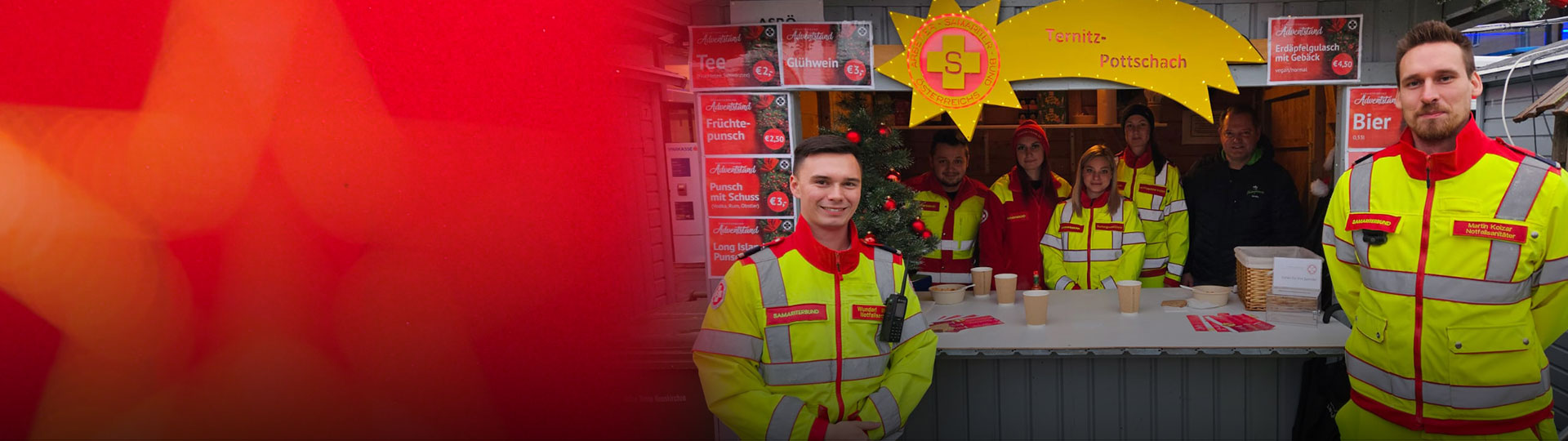 Mitarbeiter im reflektierenden Schutzanzug stehen an einem Weihnachtsstand.