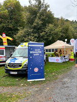 Veranstaltung der Samariter-Wunschfahrt mit Banner und Rettungsfahrzeugen im Freien.