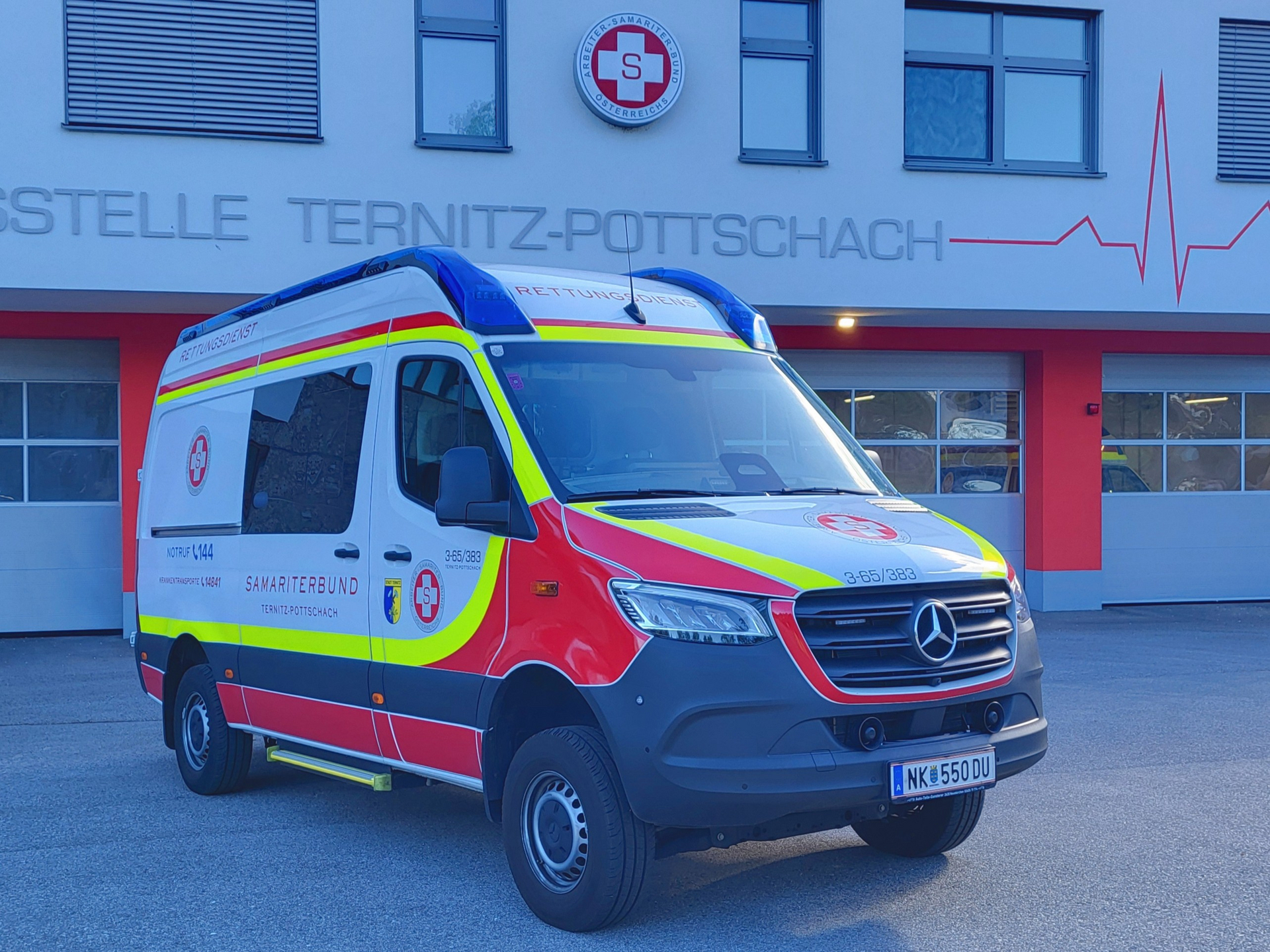 Ein Rettungswagen des Samariterbundes vor einer Rettungsstelle.