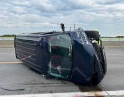 Ein auf der Seite liegendes Auto auf der Autobahn.