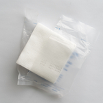 Ein Verband in Verpackung auf einer hellen Unterlage.
