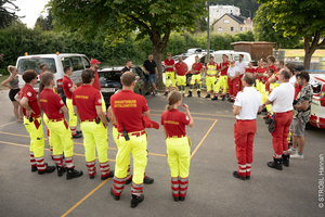Gruppe Samariter in Uniform die einer Ansprache zuhören