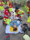 Rettungskräfte kümmern sich um einen verletzten Mann nach einem Unfall.