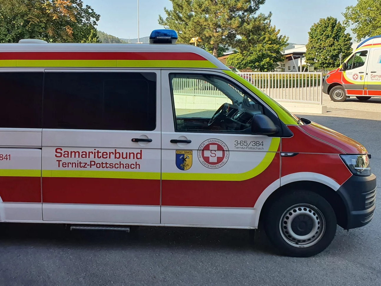 Ein Krankenwagen des Samariterbundes in Ternitz-Pottschach, rot und weiß lackiert.