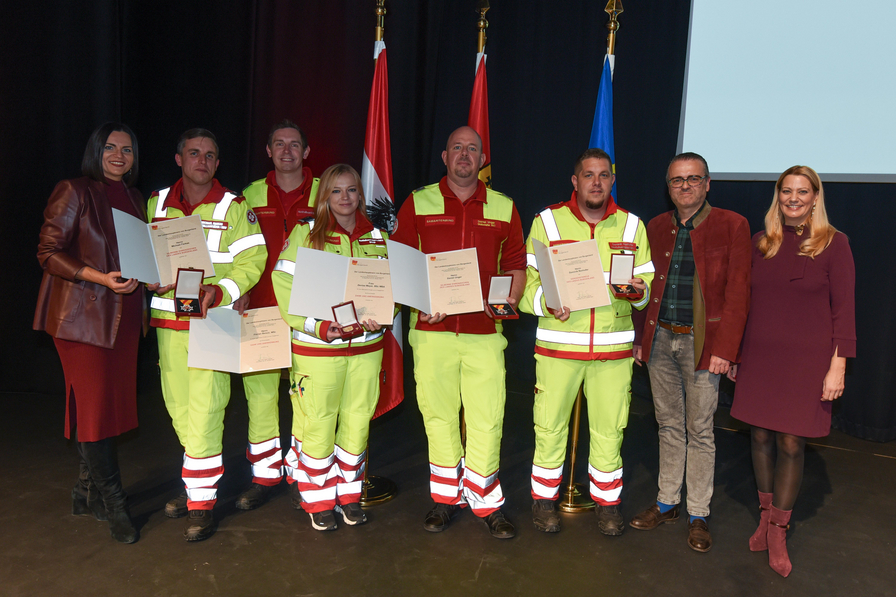 Verleihung von Auszeichnungen an Rettungskräfte bei einem feierlichen Anlass.