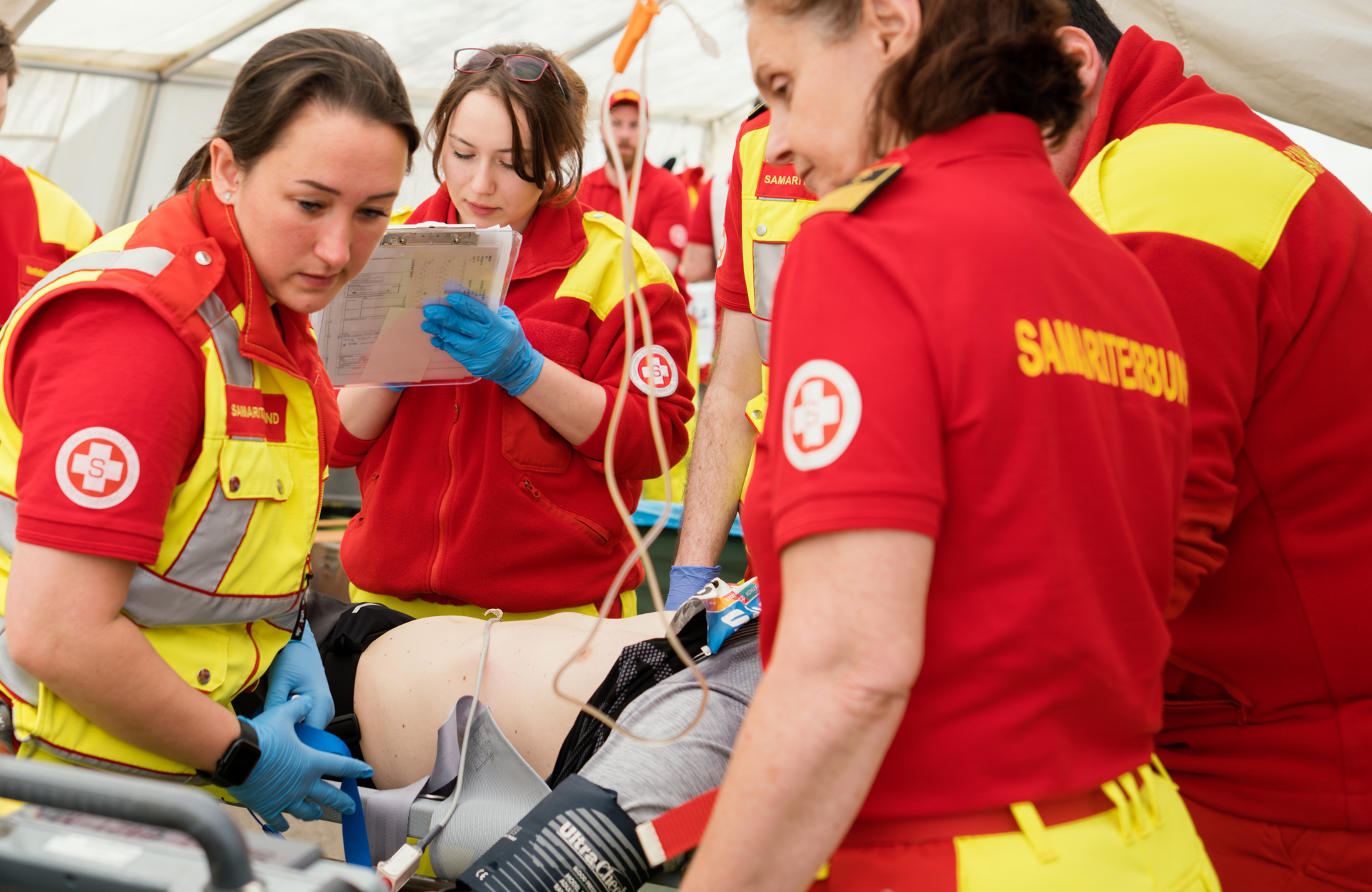 Sanitätsdienst macht Erstversorgung bei Marathon