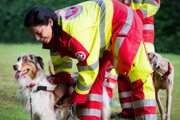 Rettungshundeführerin in Samariterbund-Uniform mit Rettungshund