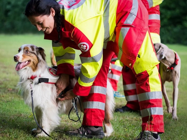 Rettungshundeführerin in Samariterbund-Uniform mit Rettungshund
