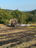 Abgebrannte Heupresse auf einem Feld