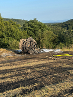 Abgebrannte Heupresse auf einem Feld