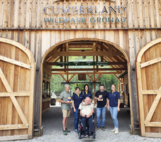 Gruppierung von Menschen vor dem Eingang des Wildparks Grünau.