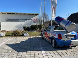 Ein bunt beklebtes Auto steht vor dem Pflegekompetenzzentrum Weppersdorf.