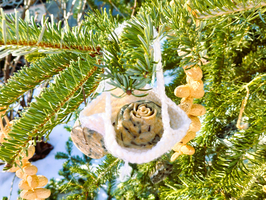 Ein dekorativer Korb hängt an einem Weihnachtsbaum mit einer Schlichtheit aus Holz.