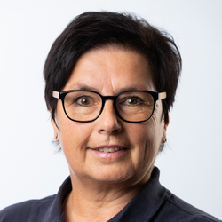 Porträt einer Frau in einem schwarzen Polo-Shirt mit Logo des Samariterbundes.