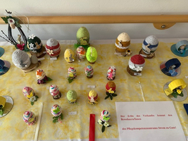 Bunte, handgefertigte Ostereier auf einem Tisch zum Verkauf.
