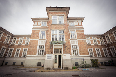 Backsteingebäude, aus dem Innenhof frontal fotografiert