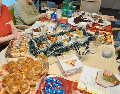 ein Tisch voller Weihnachtsgebäck, Gläser und Getränken, Weihnachtsfeier, Senioren-WGs