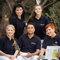 Gruppenbild Ausbildung zur Pflegeassistenz - vier Frauen und ein Mann, alle tragen Samariterbund Shirt