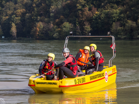 voll besetztes Rettungsboot bei Katastropheneinsatz 