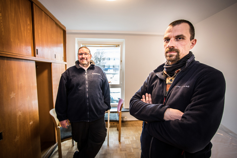 WohnenPlus Riga - zwei Mitarbeiter renovieren Einzelzimmer