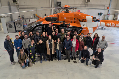 Gruppenfoto vor Hubschrauber