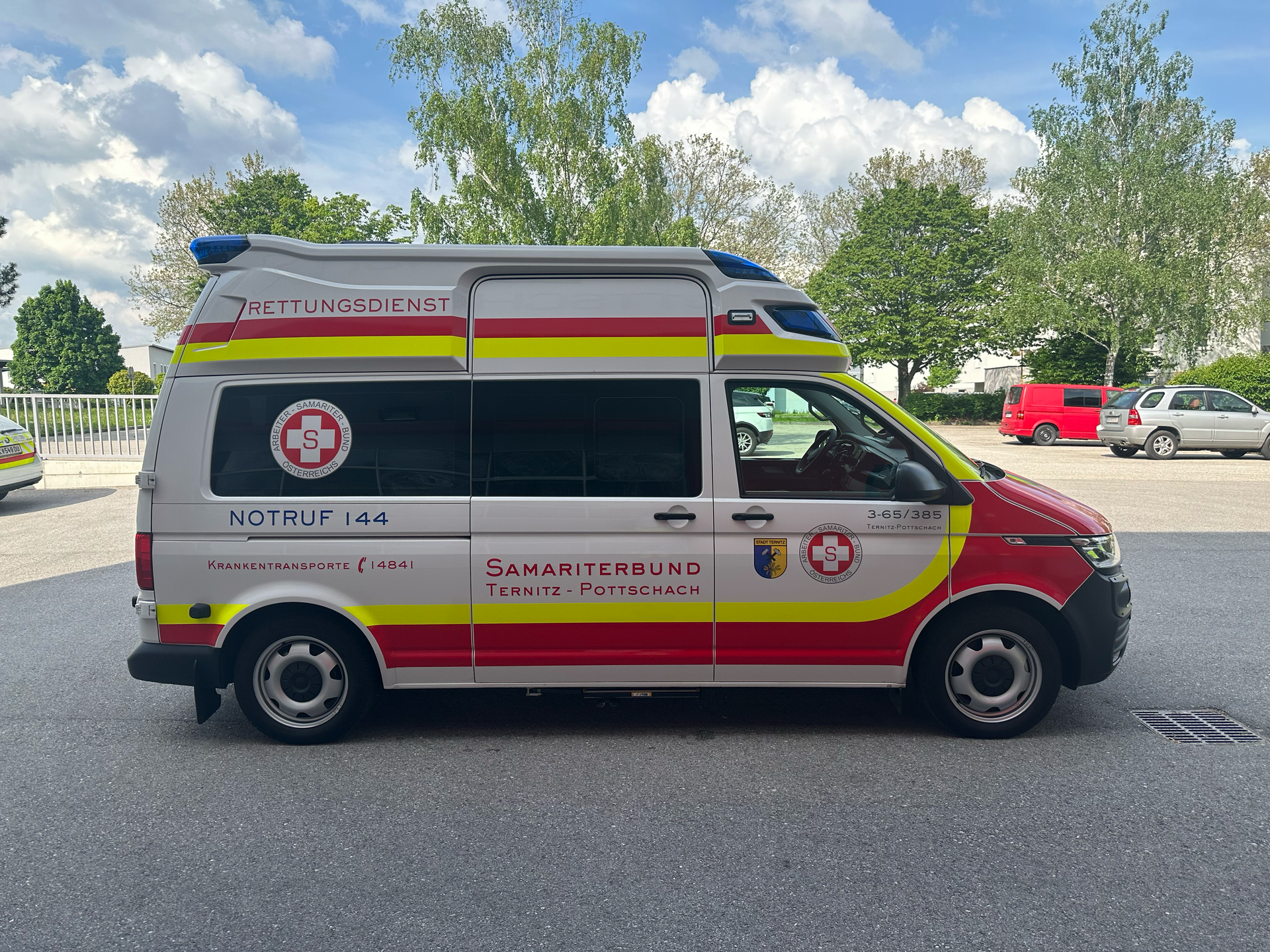 Ein Rettungswagen des Samariterbundes mit blauem Licht und Notrufnummer 144.