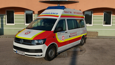 Ein Rettungswagen des Samariterbundes steht vor einem Gebäude.