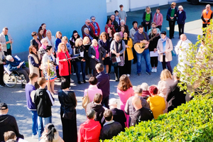 Eine Versammlung von Menschen, die gemeinsam singen und musizieren.