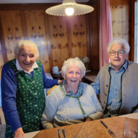 Frau Quere mit ihren Liebsten im Gasthaus