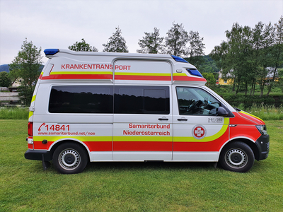 Ein Krankenwagen des Samariterbunds Niederösterreich auf einer Wiese.