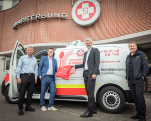 Georg Jelenko und Oliver Löhlein freuen sich über das neue E-Kühlauto.