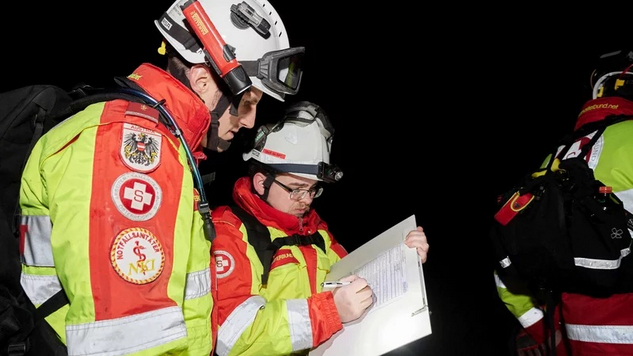 SA-RRT-Mitglieder bei nächtlicher Einsatzübung