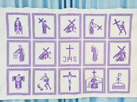Eine gehäkelte Darstellung von religiösen Szenen in lila auf weißem Hintergrund.