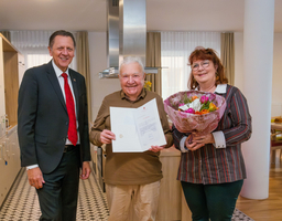 Bezirksvorsteher, das 90-jährige Geburtstagskind und seine Tochter.