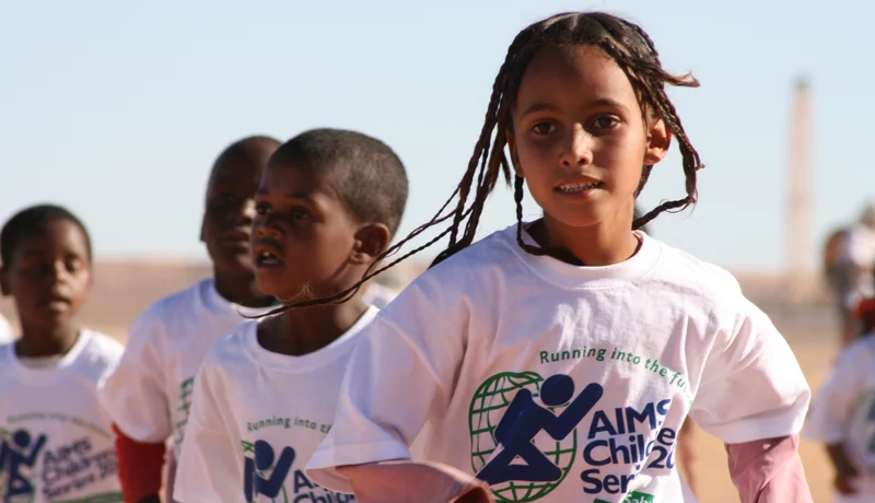 Afrikanische Kinder bei einem Laufbewerb