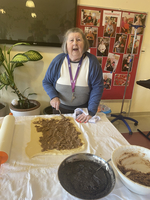 Bewohnerin des Pflegekompetenzzentrums Neufeld macht Nussstrudel