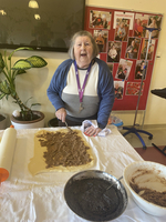 Bewohnerin des Pflegekompetenzzentrums Neufeld macht Nussstrudel