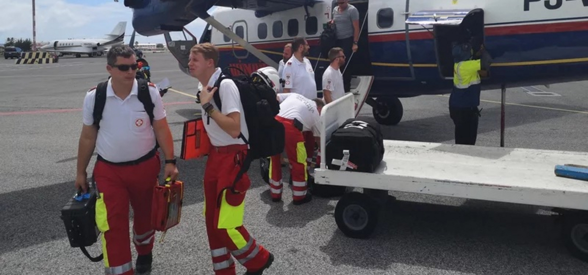 SA-RRT-Team steigt aus Flugzeug aus