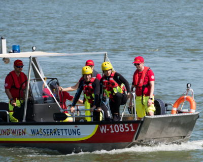 25. Juli, Welttag gegen das Ertrinken. Mitglieder der Wasserrettung auf einem Wasserrettungsboot