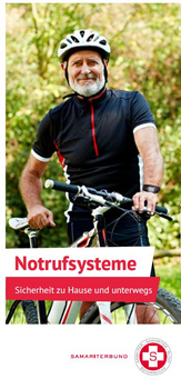 Ein älterer Mann auf einem Fahrrad trägt einen Helm und lächelt.