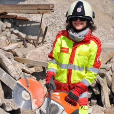 SA-RRT-Mitglied Astrid bei einer Übung, Betonschneider in den Händen