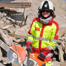 SA-RRT-Mitglied Astrid bei einer Übung, Betonschneider in den Händen