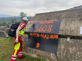 Einsatzkraft beschriftet Bauwerk