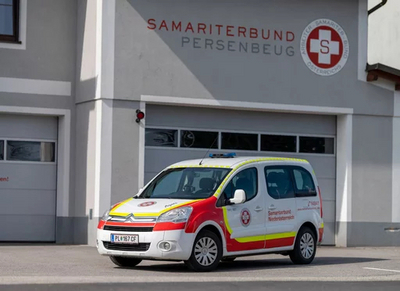 Ein Rettungsfahrzeug des Samariterbundes vor dem Gebäude in Persenbeug.