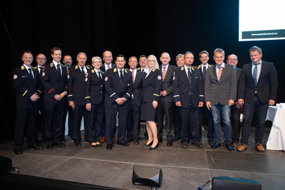 Gruppenfoto von Personen in Uniform bei einer Veranstaltung.