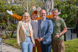 Bezirksvorsteher Baurecht, Susanne Drapalik, Georg Jelenko und der Osterhase beim Verteilen von Ostersackerl an Kinder im Sozialmarkt Pillergasse